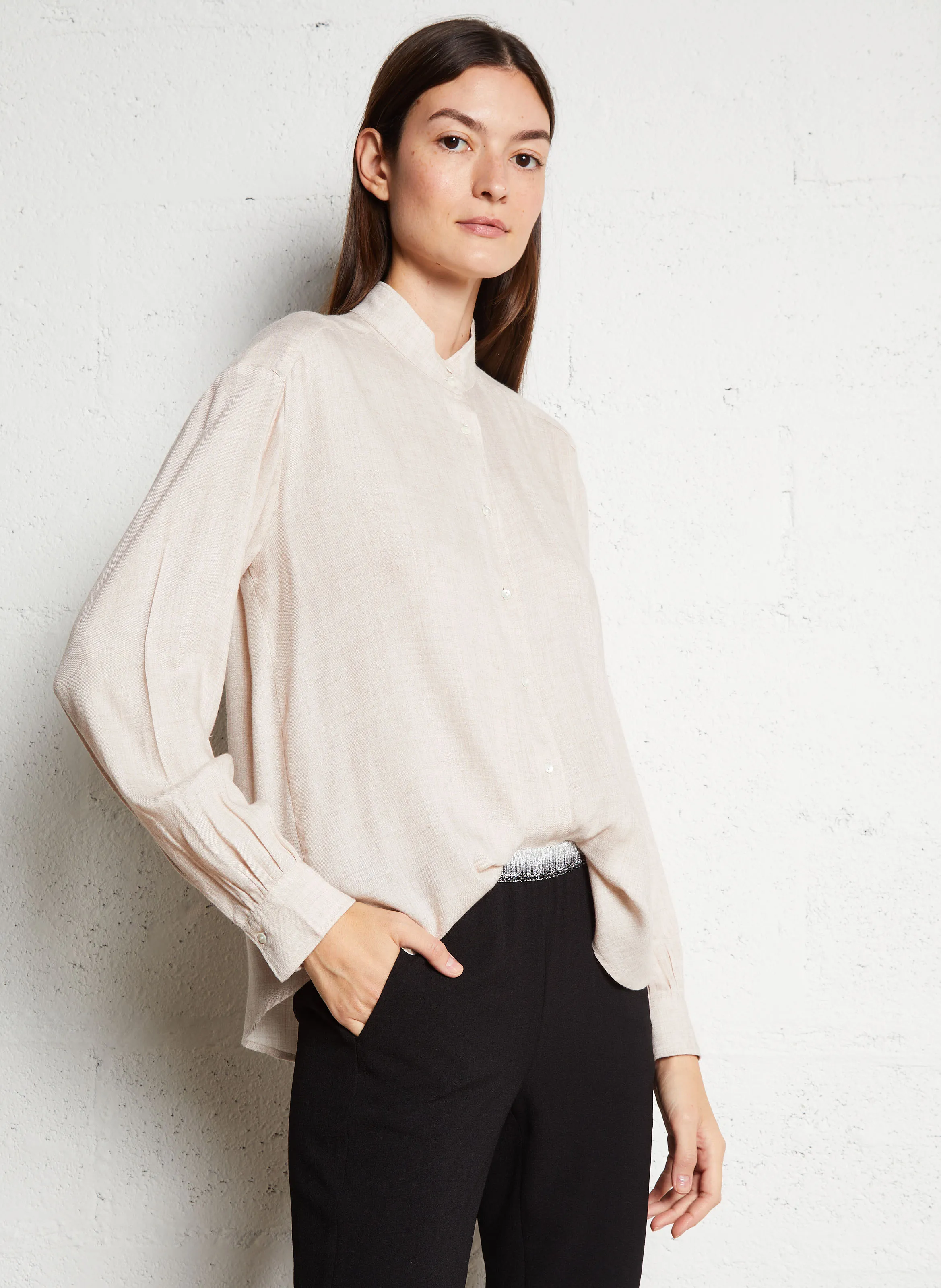 HARTFORD CALIM - Camisa con cuello montante en beige
