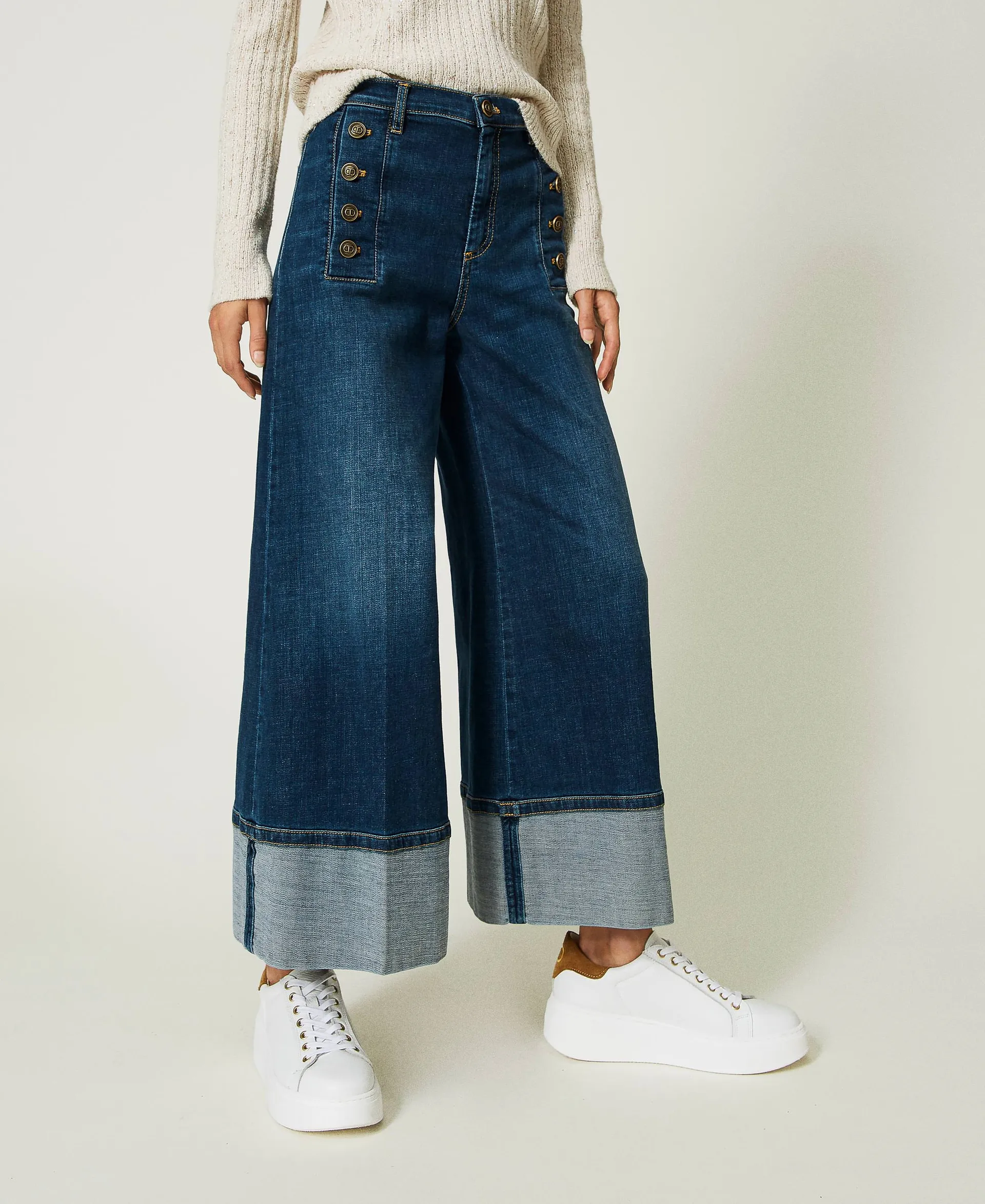 Jean cropped avec boutons décoratifs