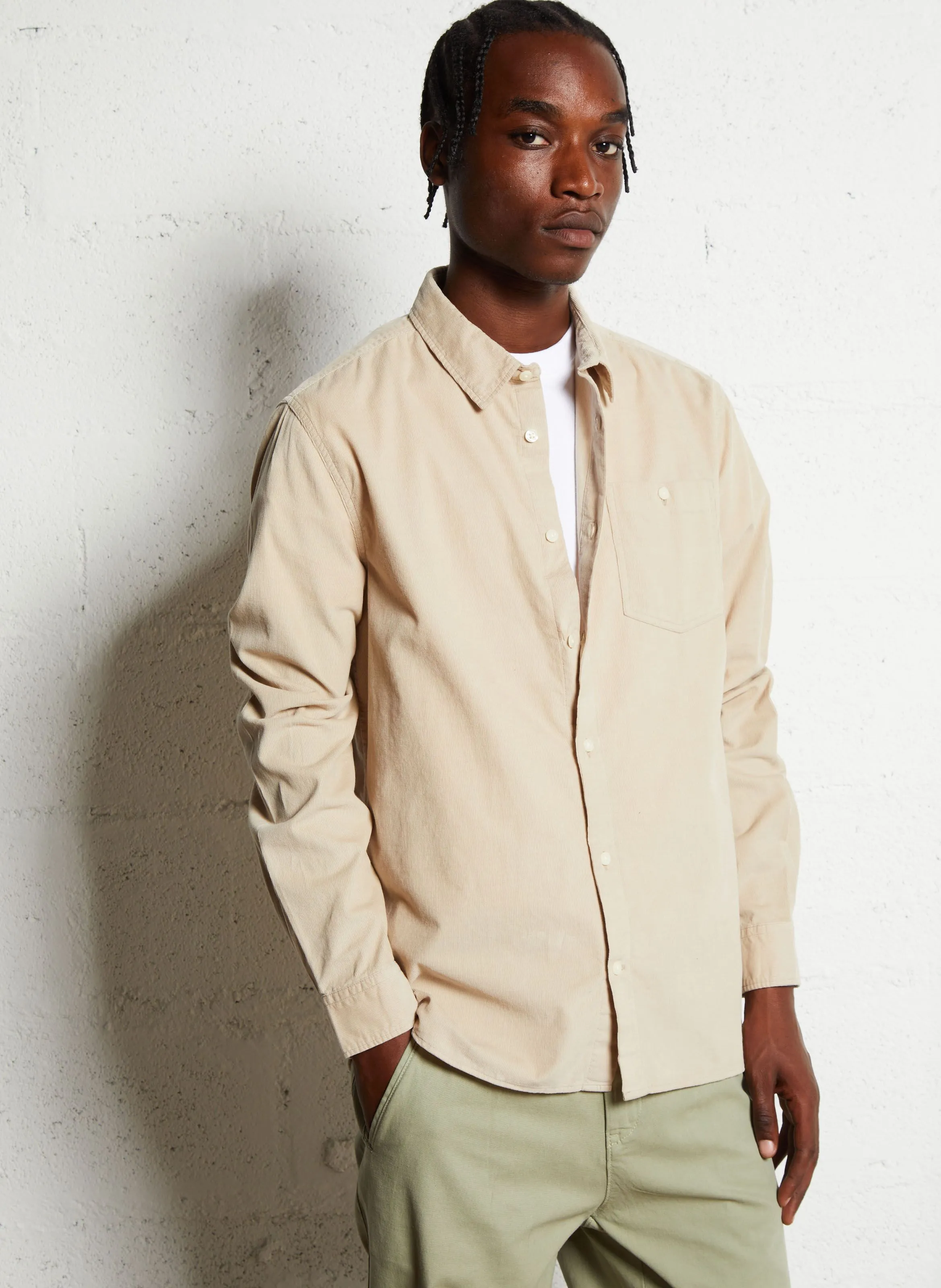 KNOWLEDGE COTTON APPAREL Camisa de cuello clásico de aspecto aterciopelado de algodón orgánico. en beige
