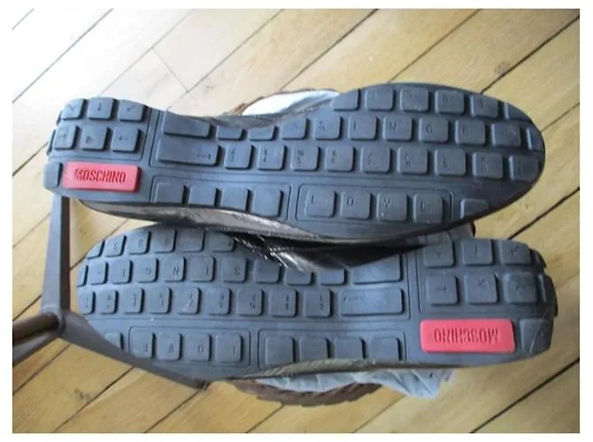 Moschino Zapatillas bajas,charol dorado, 43ESO. 