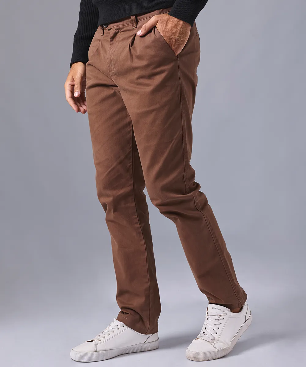 PANTALON DRILL CON PLIEGUE SLIM FIT MARRON OI24