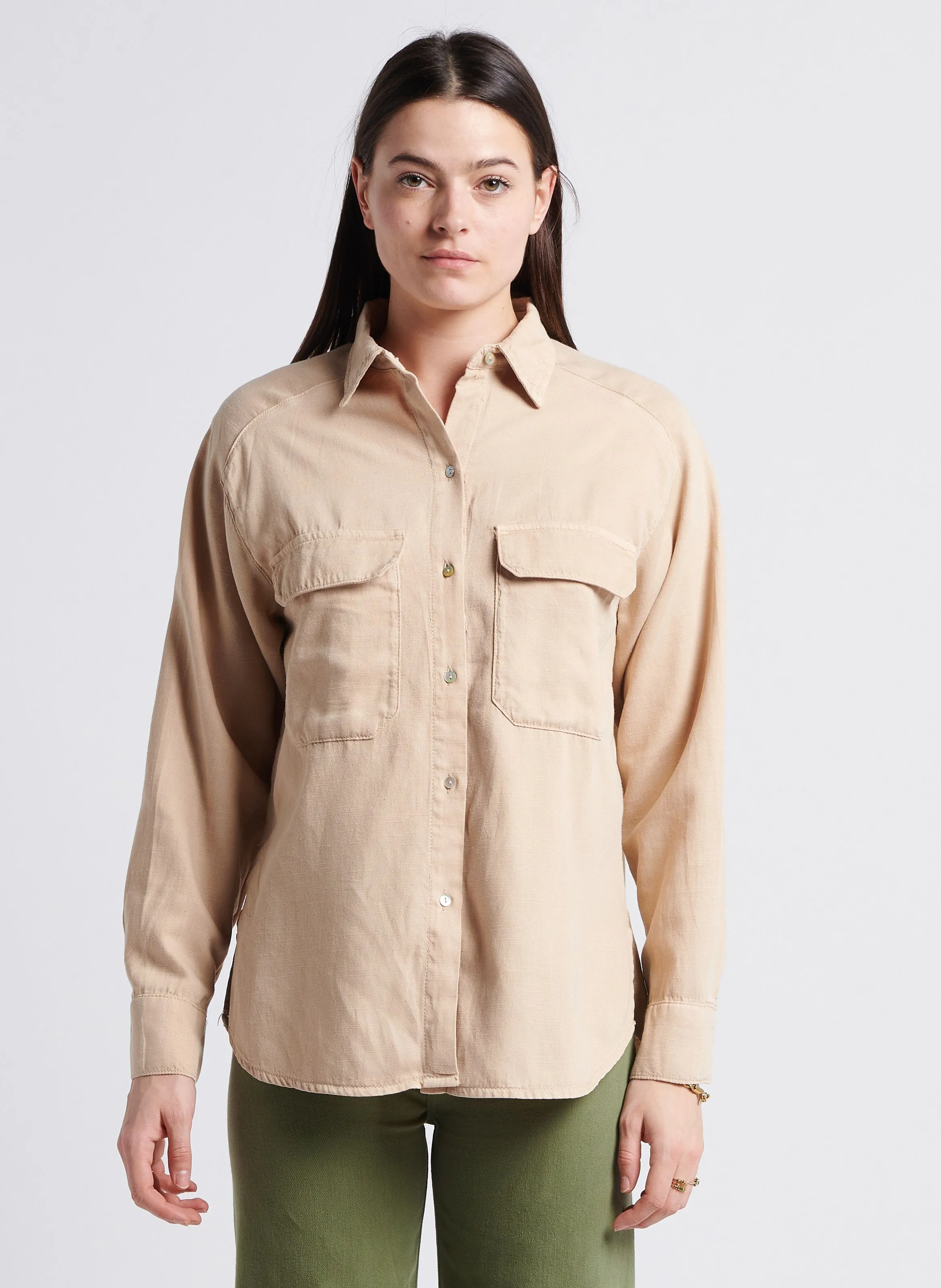 REIKO CLEA - Camisa recta con cuello clásico y aberturas en beige